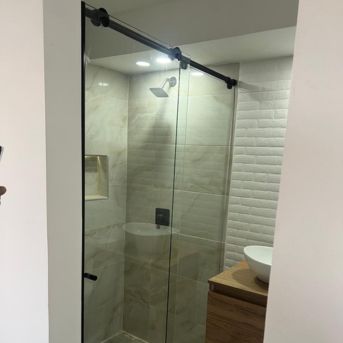 divisiones en vidrio para baños en bogota