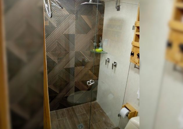 divisiones en vidrio para baños